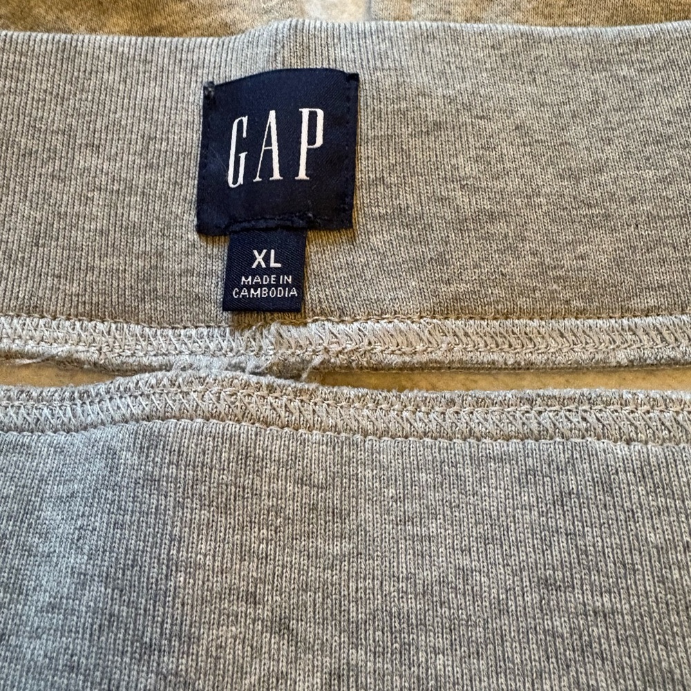 GAP Heather Gray Crewneck XL